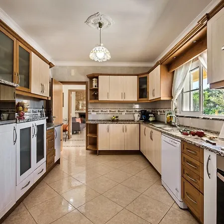 Dom wakacyjny Peaceful Algarve With Private Pool, Spacious Garden & Bbq Area Pêra