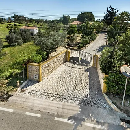 Dom wakacyjny Peaceful Algarve With Private Pool, Spacious Garden & Bbq Area