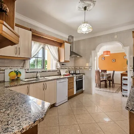 Peaceful Algarve With Private Pool, Spacious Garden & Bbq Area Dom wakacyjny