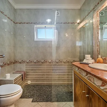 Dom wakacyjny Peaceful Algarve With Private Pool, Spacious Garden & Bbq Area Pêra