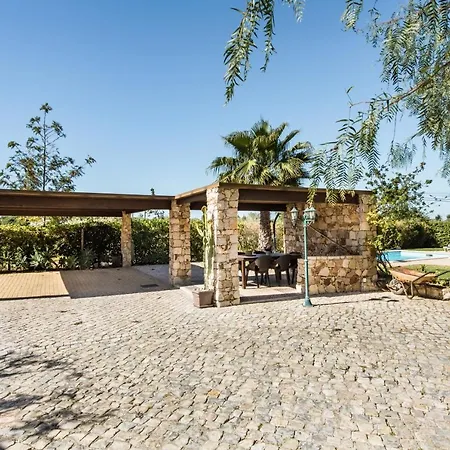 Peaceful Algarve With Private Pool, Spacious Garden & Bbq Area 페라구도
