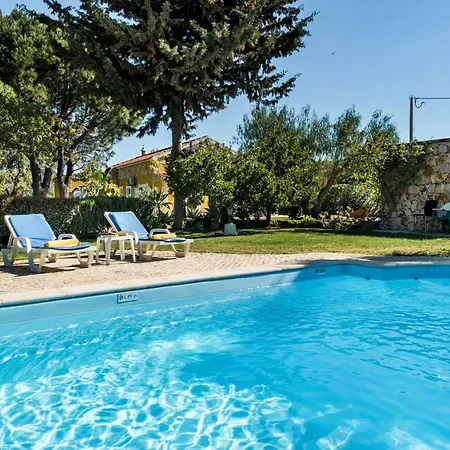 Peaceful Algarve With Private Pool, Spacious Garden & Bbq Area 펜션 *